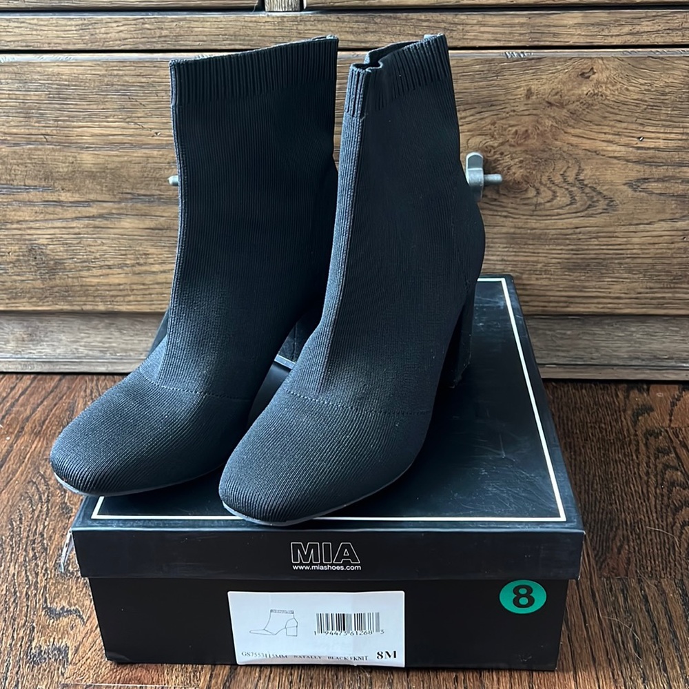 Used once MIA black cloth booties. SIZE 8